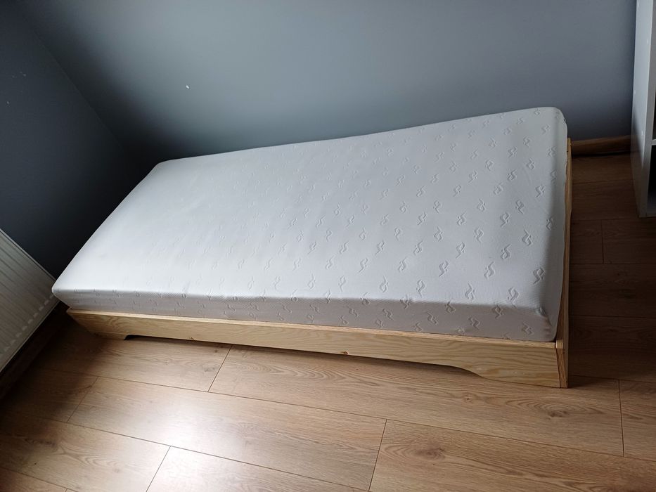 Łóżko dziecięce 180cm x 80 cm drewniane wraz z materacem