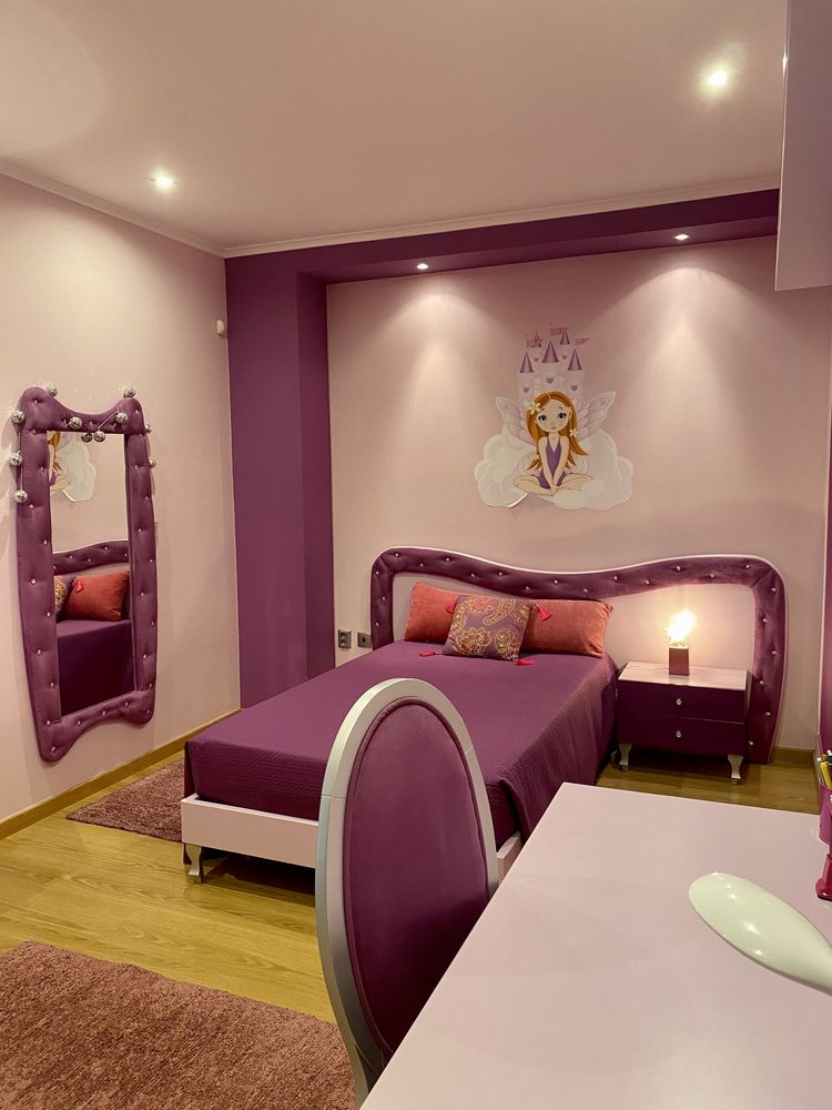 Quarto de menina com decoração e acessórios incluídos