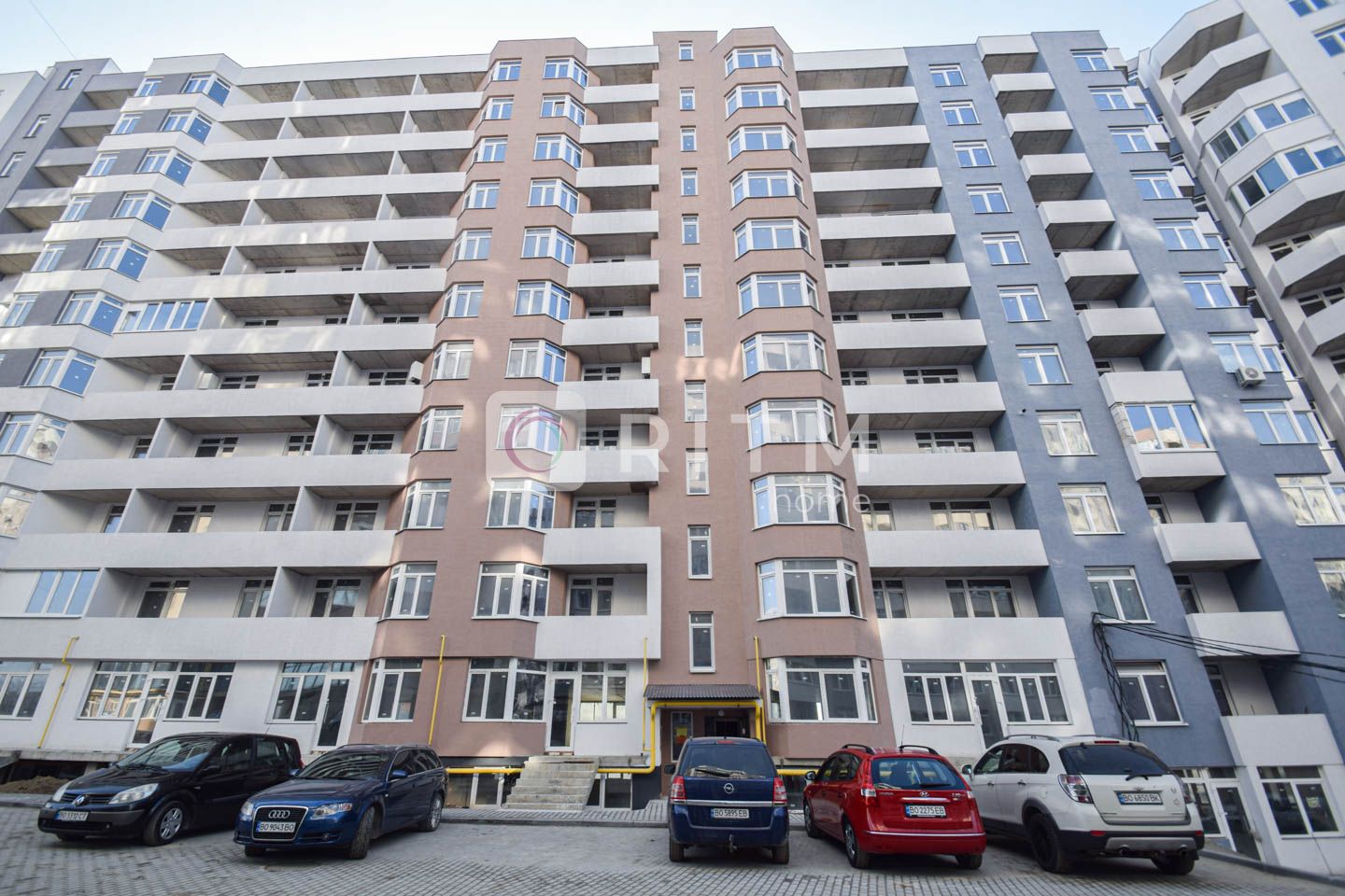 Продається 2-кімнатна квартира з кухнею - студією вул Київська