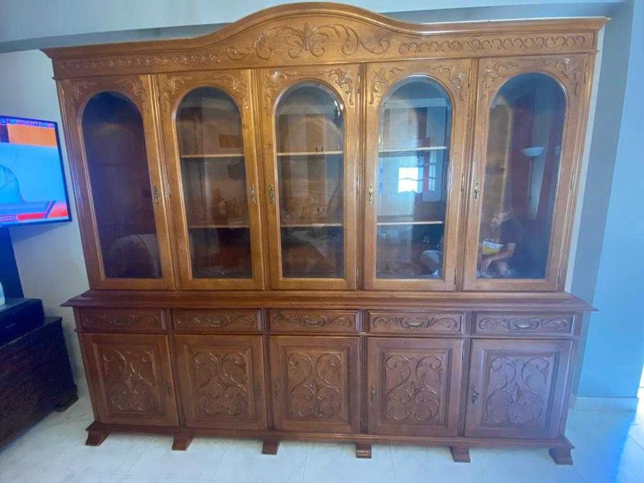 Móvel com vitrine madeira maciça usado em bom estado