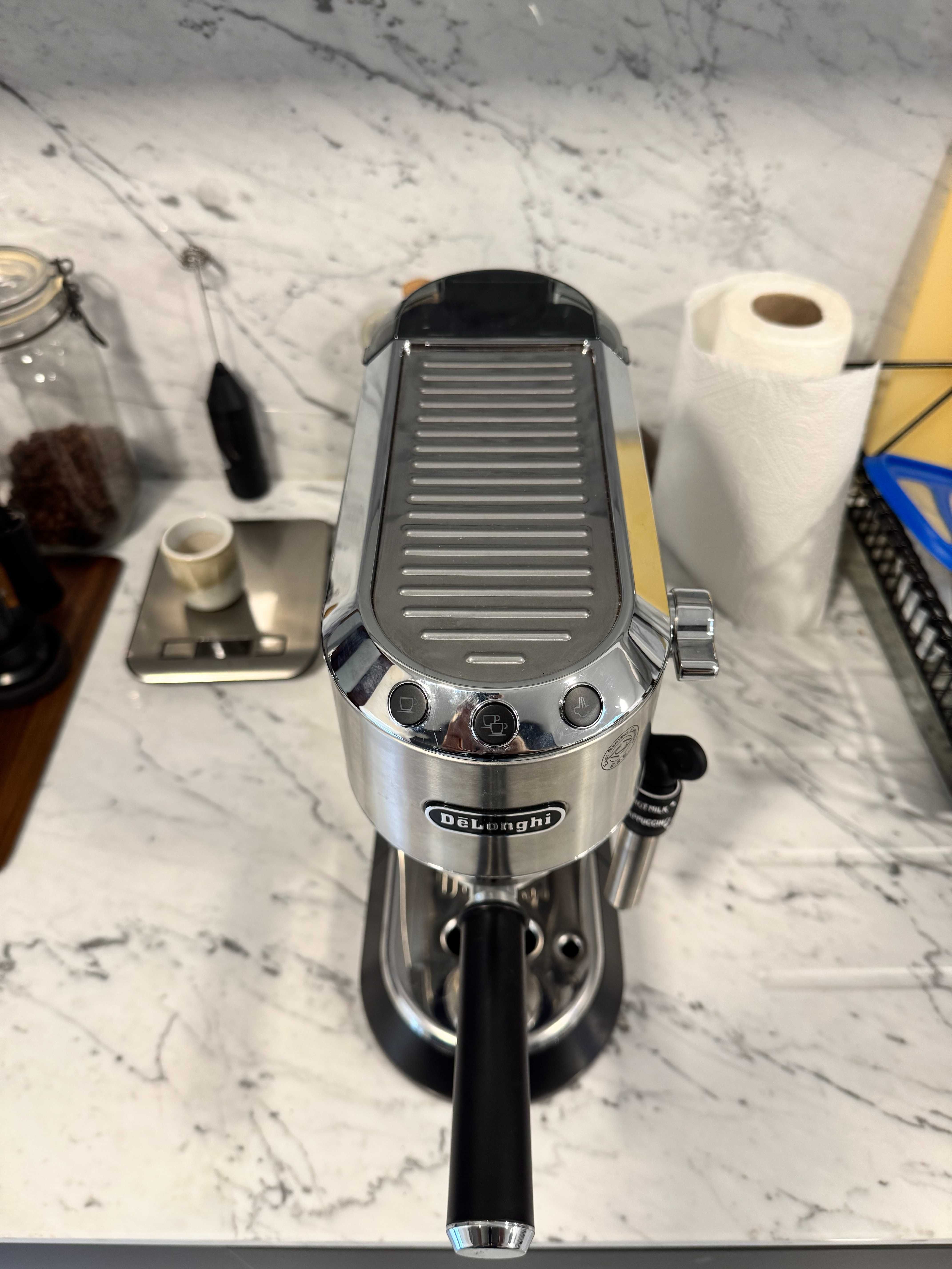 Máquina de Café DeLonghi Dedica EC685 - Excelente estado