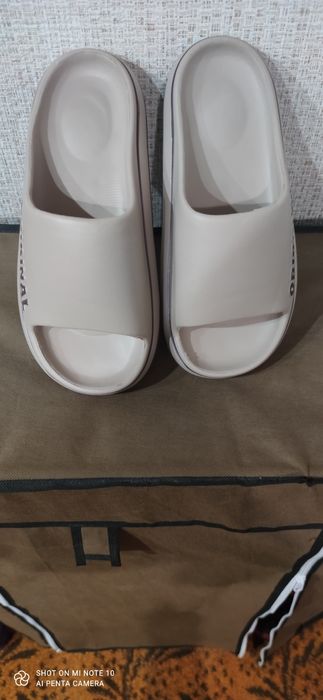 Шльопанці,дуже зручні.