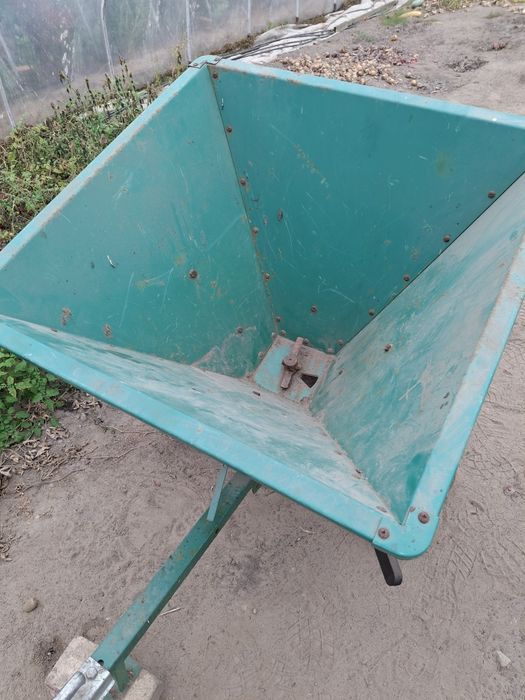 Rozsiewacz nawozu do qada