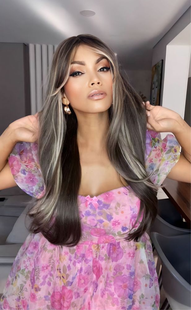 Peruca castanha de franja com mechas