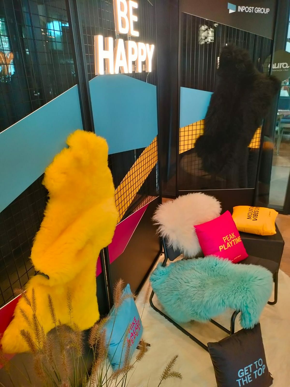 Napis LED "BE HAPPY" + 3 czarne ścianki / panele