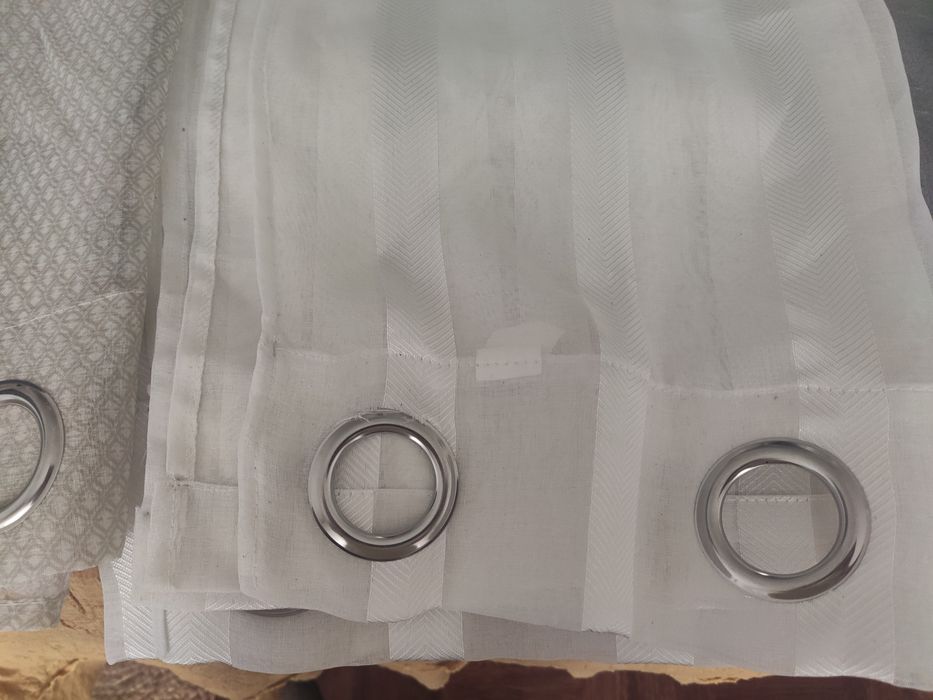 Cortinados par, nas cores vermelho, prateado e branco,o par