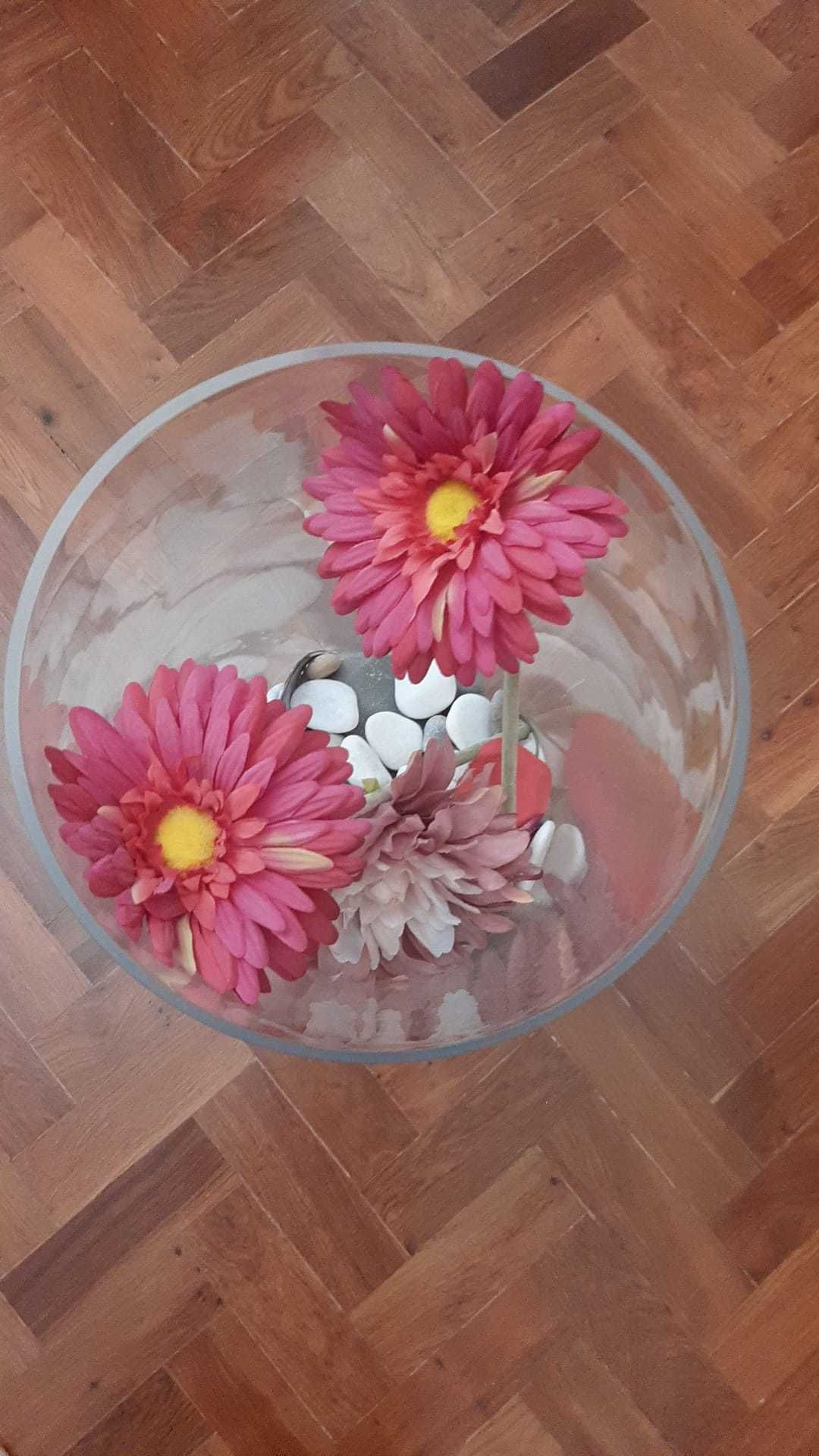 Vaso em Vidro decorativo com pedras e flores artificiais