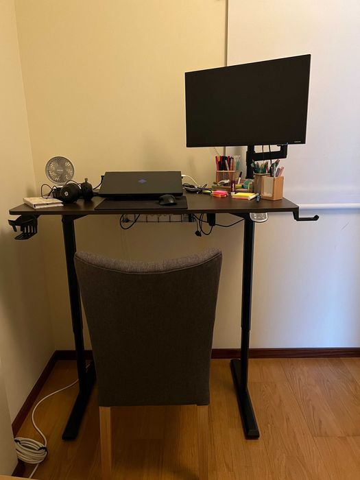 Secretária elétrica ajustável 110 x 60 cm em nogueira