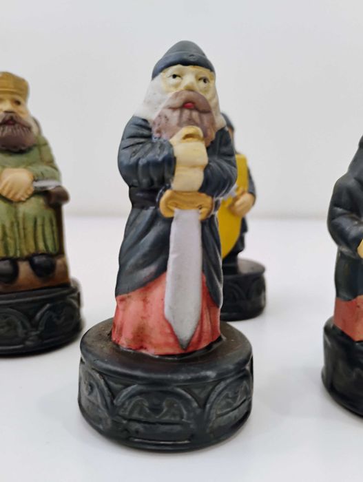 Jogo xadrez c/peças porcelana e tabuleiro madeira
