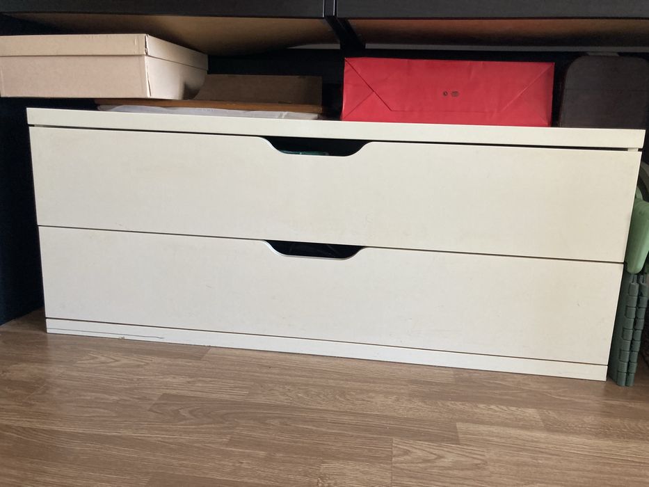 2 gaveteiros muito praticos,ideal para roupas ou sapatos.