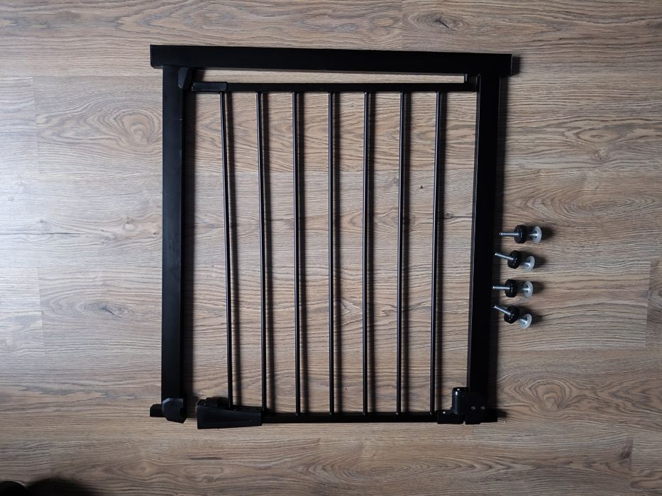 Czarna bramka rozporowa zabezpieczająca