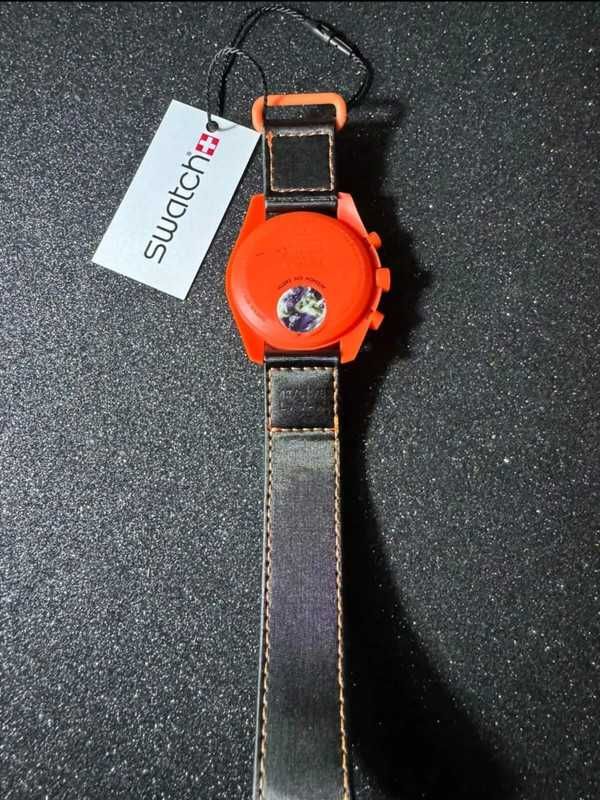 Omega x Swatch SO33O100 Lava - Gradienty Czerwonego i Oranżowego