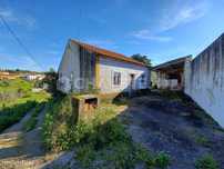 Casa térrea com adega e arrumos para remodelar a 6.5 km de Tomar.