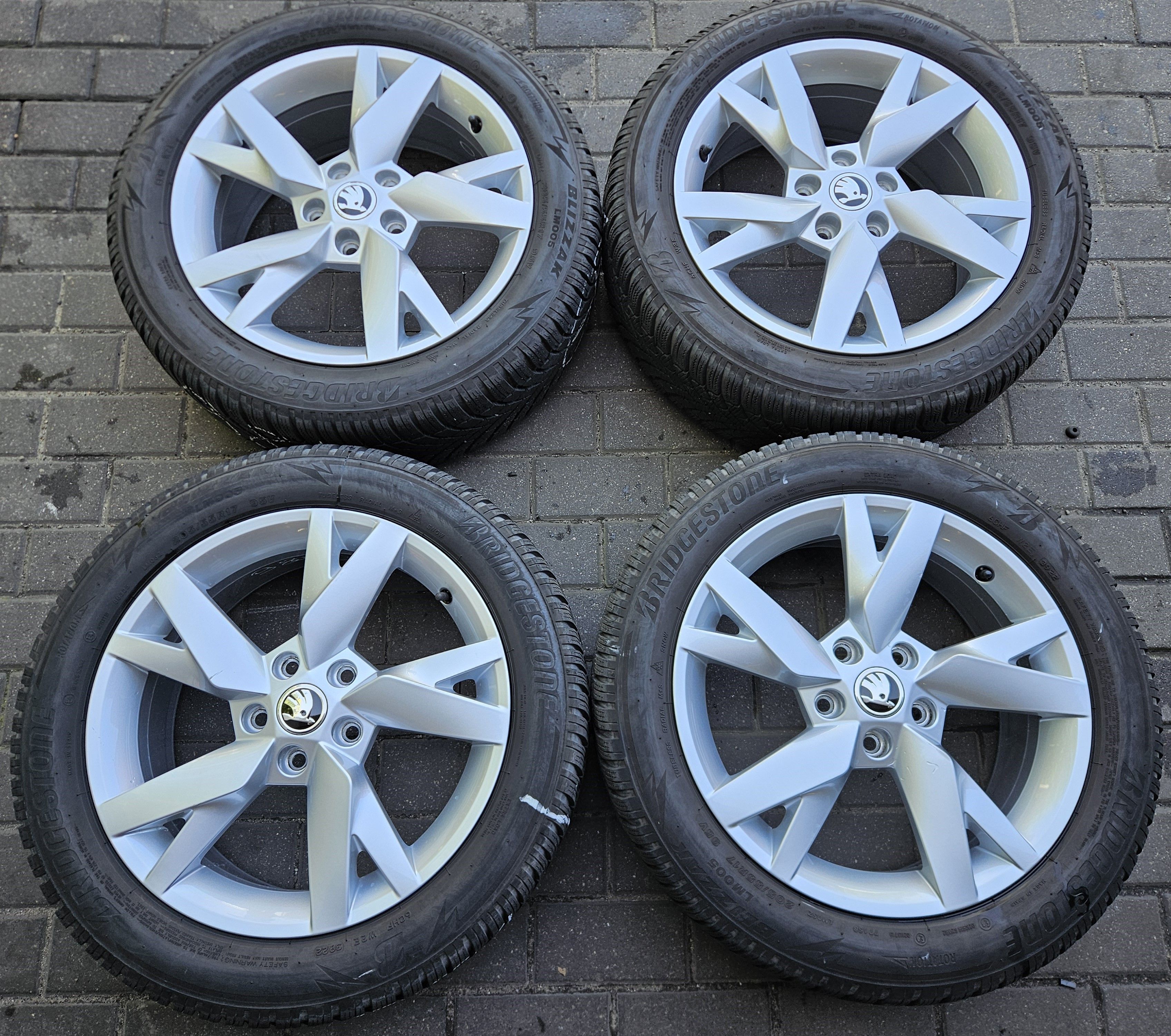 4x Felgi aluminiowe SKODA OE 6.5 x 17 5x112 ET46 Octavia IV [980]