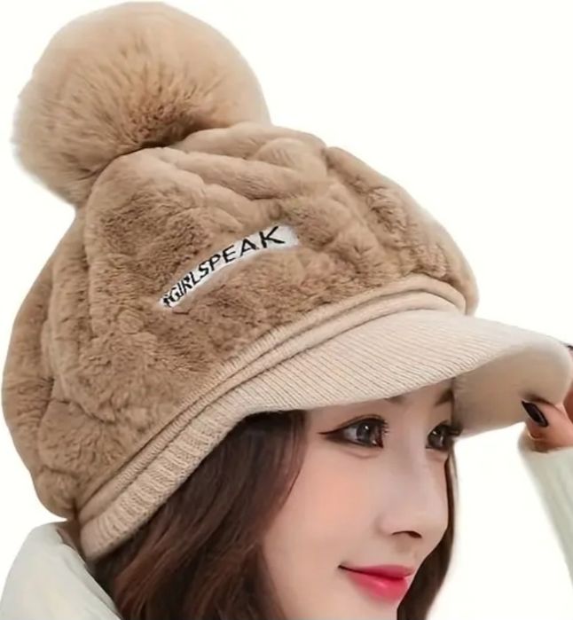 Piękna damska beżowa zimowa czapka z daszkiem