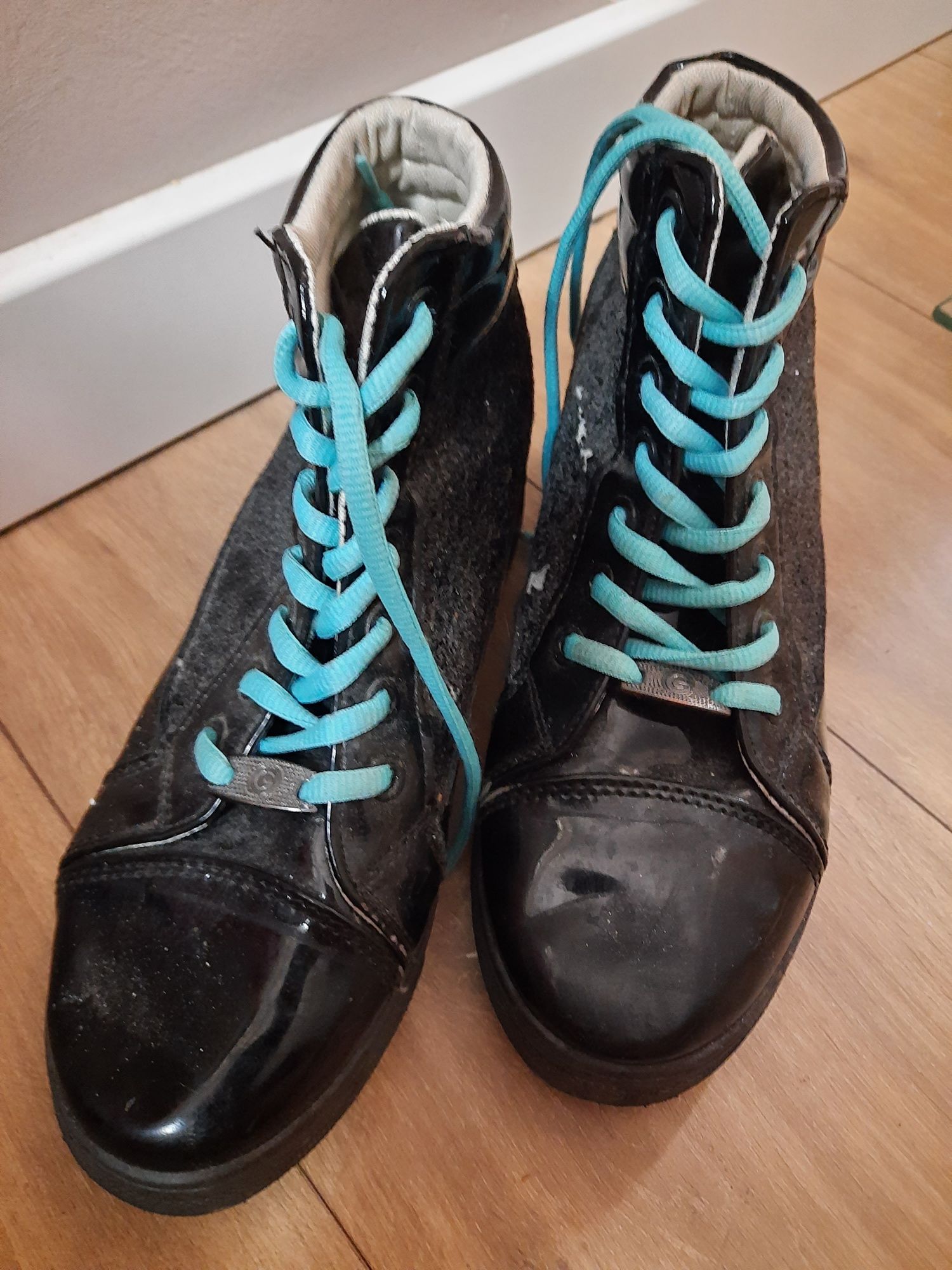 Czarne buty młodzieżowe botki 37 na koturnie lakierowane brokat
