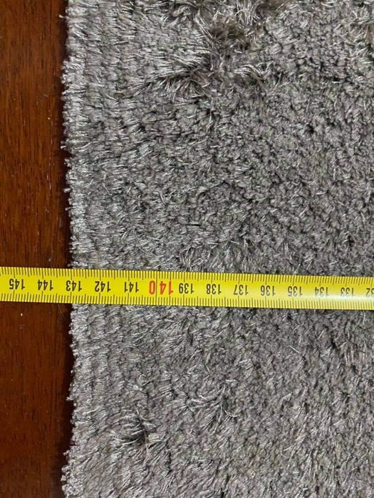 Tapete cinza em bom estado