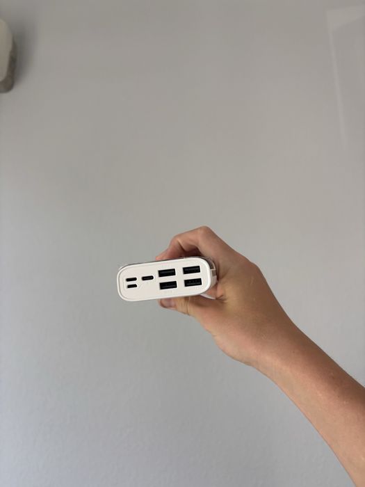 Power bank різних видів.
