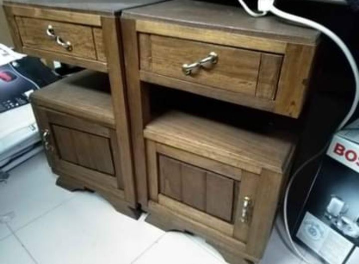 Várias Mesas em Mógno e mesas cabeceira