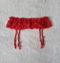 Czerwona mini spódniczka z paskiem do pończoch