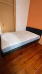 cama: Colchão Ikea VALEVÅG e estrado SLATTUM