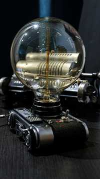 Stylowa i oryginalna lampa w obudowie aparatu Fed-5 z żarówką Edisona.