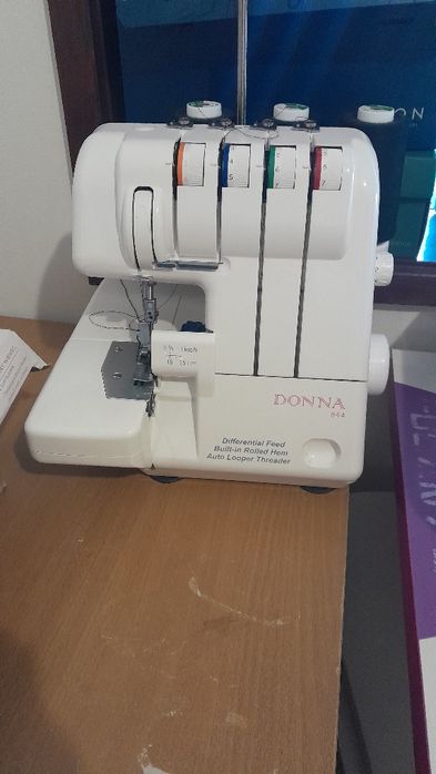 Máquina corte/cose práticamente nova