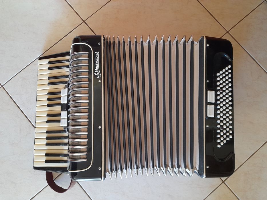 Akordeon 80 basowy z walizką