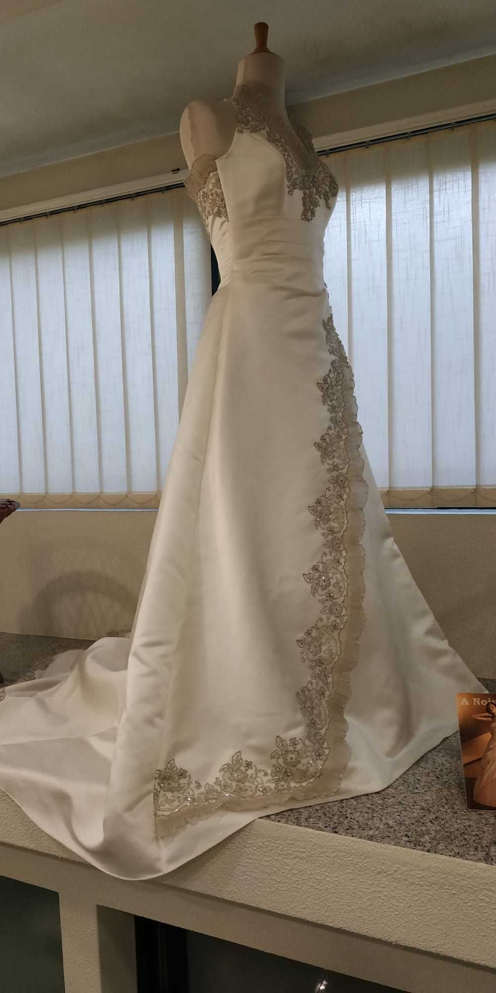 Vestido de noiva em bom estado para modelo.