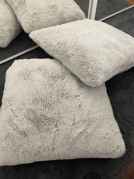 Almofadas cinza pelo
