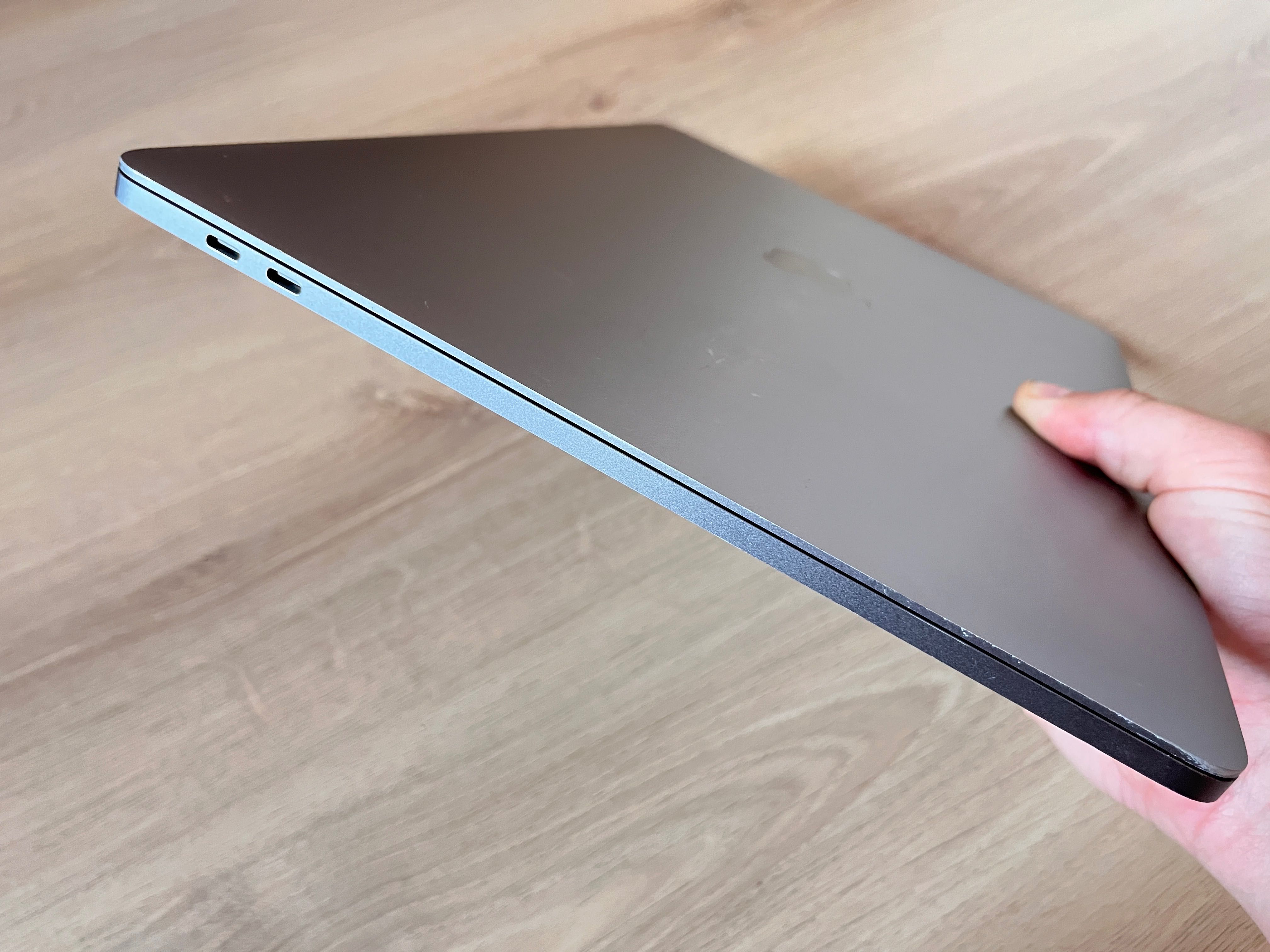  MacBook Pro 15” A1990 (2018) • i7 • 16GB • 250GB SSD • Читайте опис