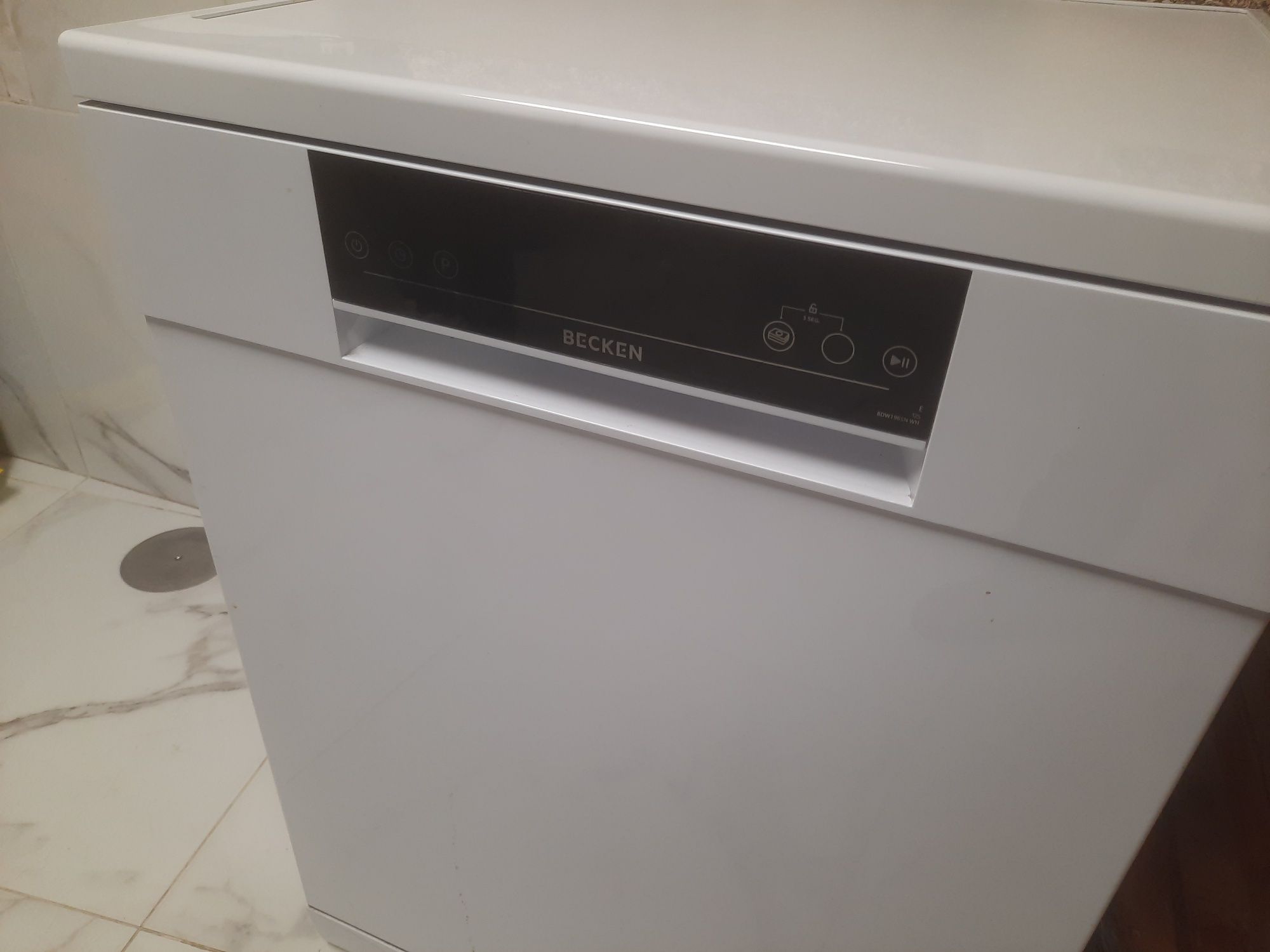 Maquina de lavar loica Becken e outra da V-Zug  semi-nova.