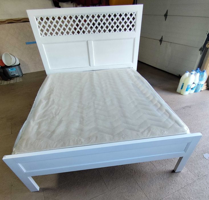 Cama em madeira maciça com espelho