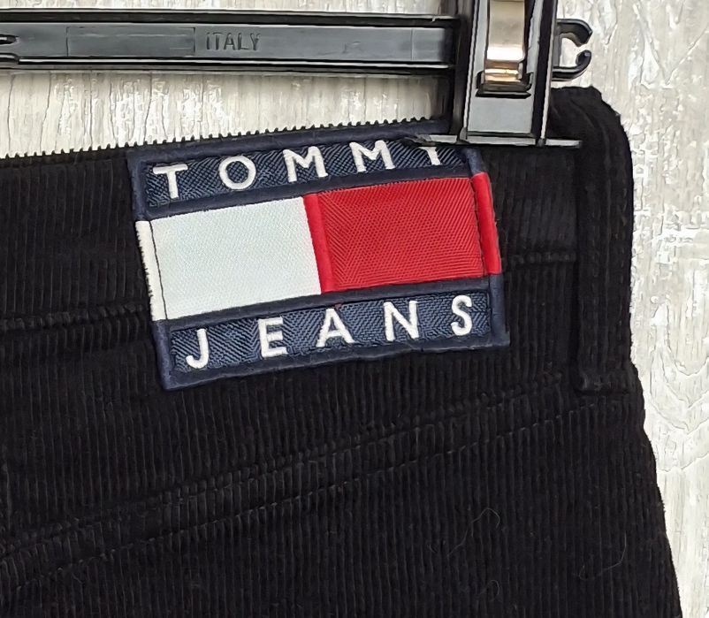 Чорна вельветова спідниця Tommy Jeans на гудзиках