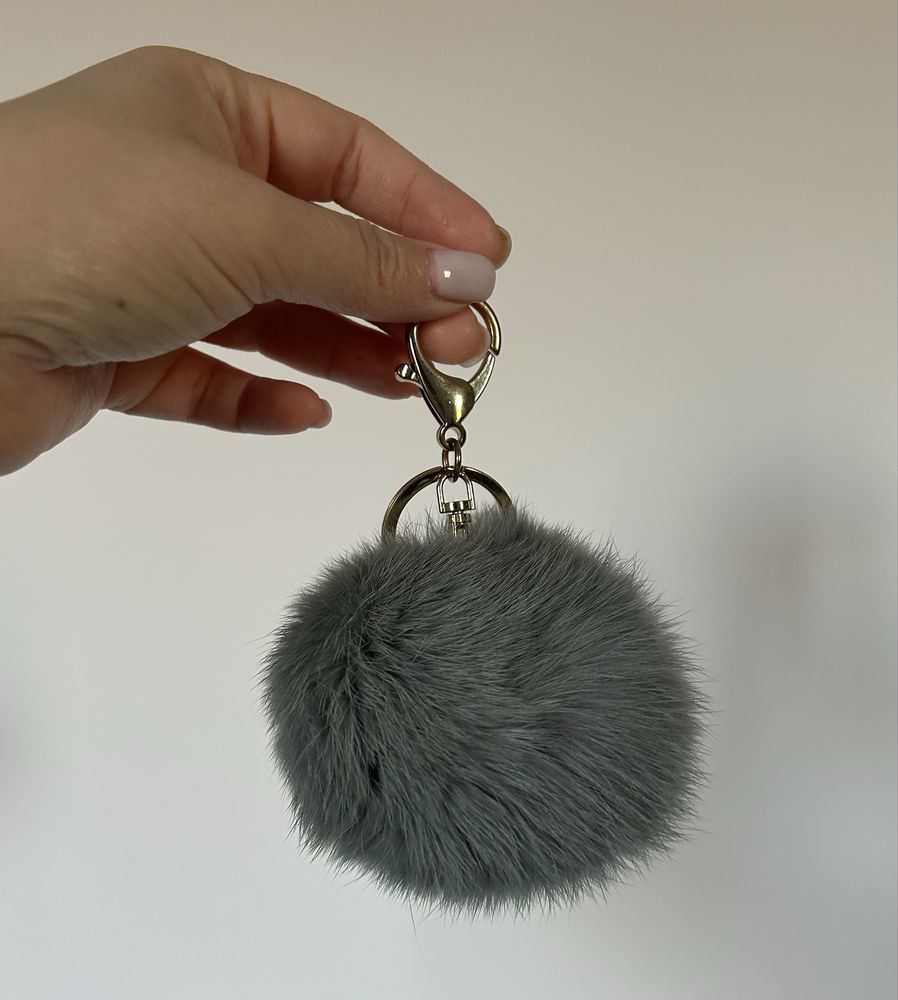 Futrzaste pompony - bordowy, szary, khaki - do torebki; breloki
