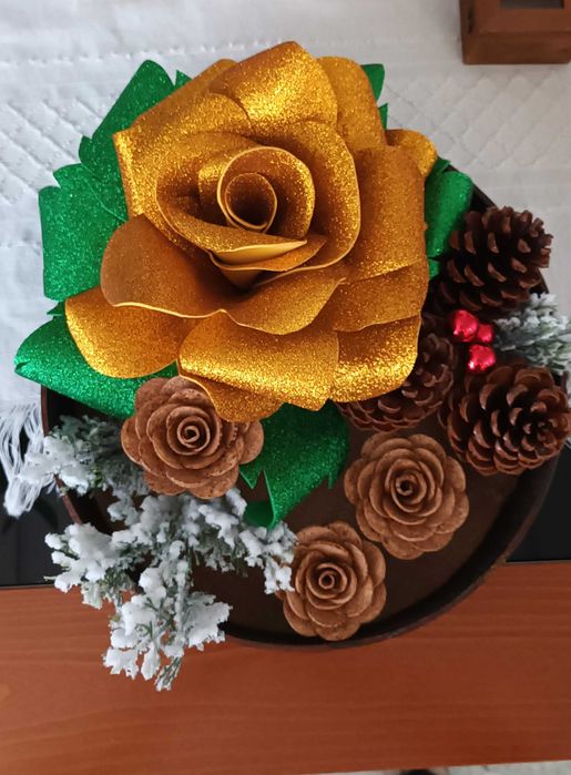 Arranjo de flores em cortiça e eva para o Natal