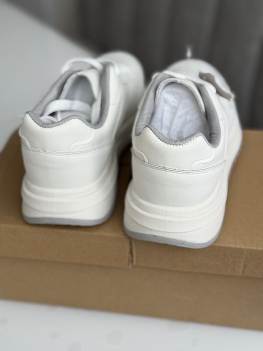 Кросівки білі натуральна шкіра 36-23,5см