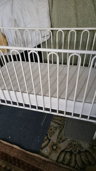 Cama em metal branca