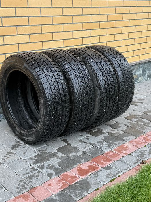 Зимова резина 215/55 R17