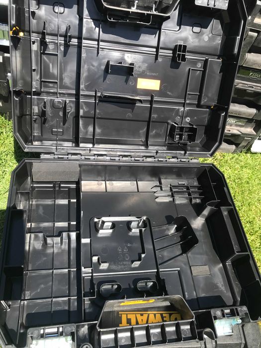 Ящик Dewalt для шуруповертів,для акумуляторів на 4-5Ан, оригінал