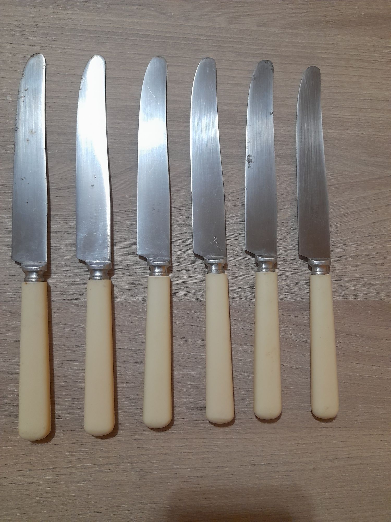 Noże z bakielitowymi uchwytami z PRL