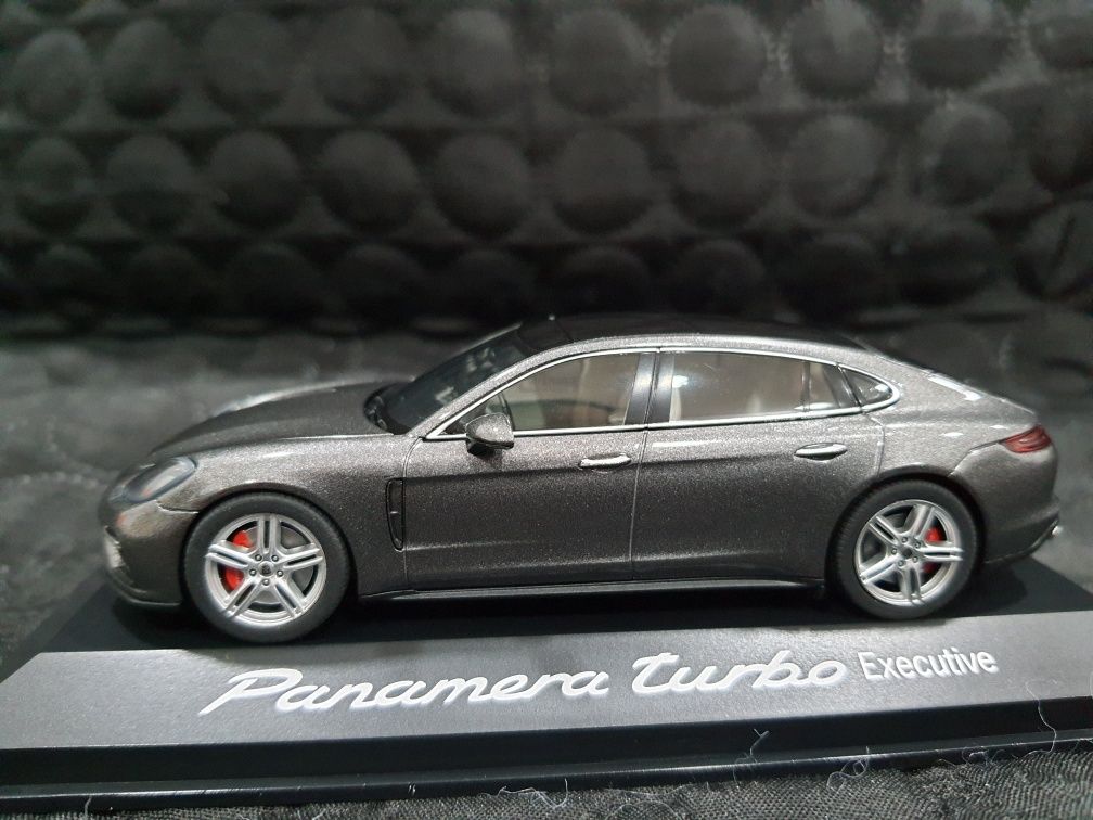 Porsche panamera turbo executive Minichamps