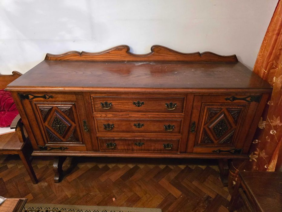 Conjunto de mobília de sala de jantar - mesa, cadeiras, aparadores