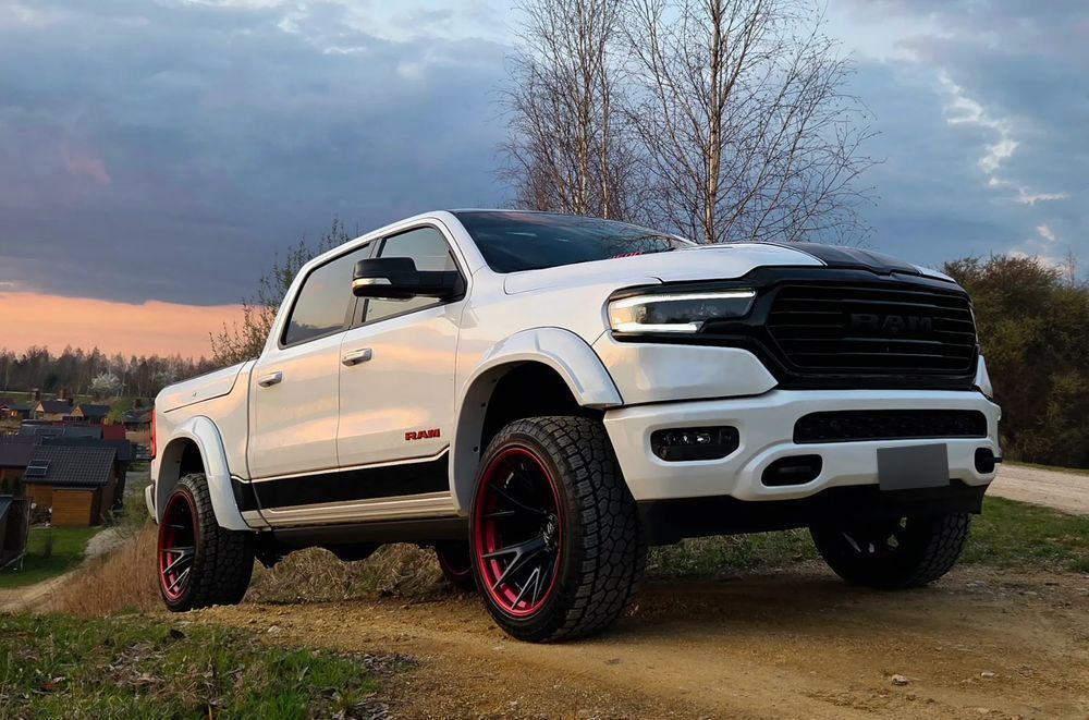 RAM 1500 5.7 V8 Full wyposażenie ! RAMBOX ! Pakiet Night ! Stan Idealny !