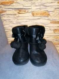 Buty dziewczęce z pomponami - czarne