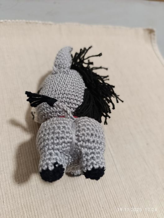 В'язана м'яка іграшка віслюк, віслючок