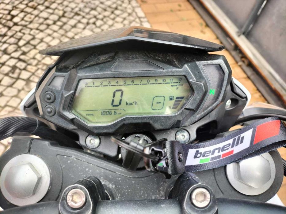 Benelli BN125 com topcase incluída