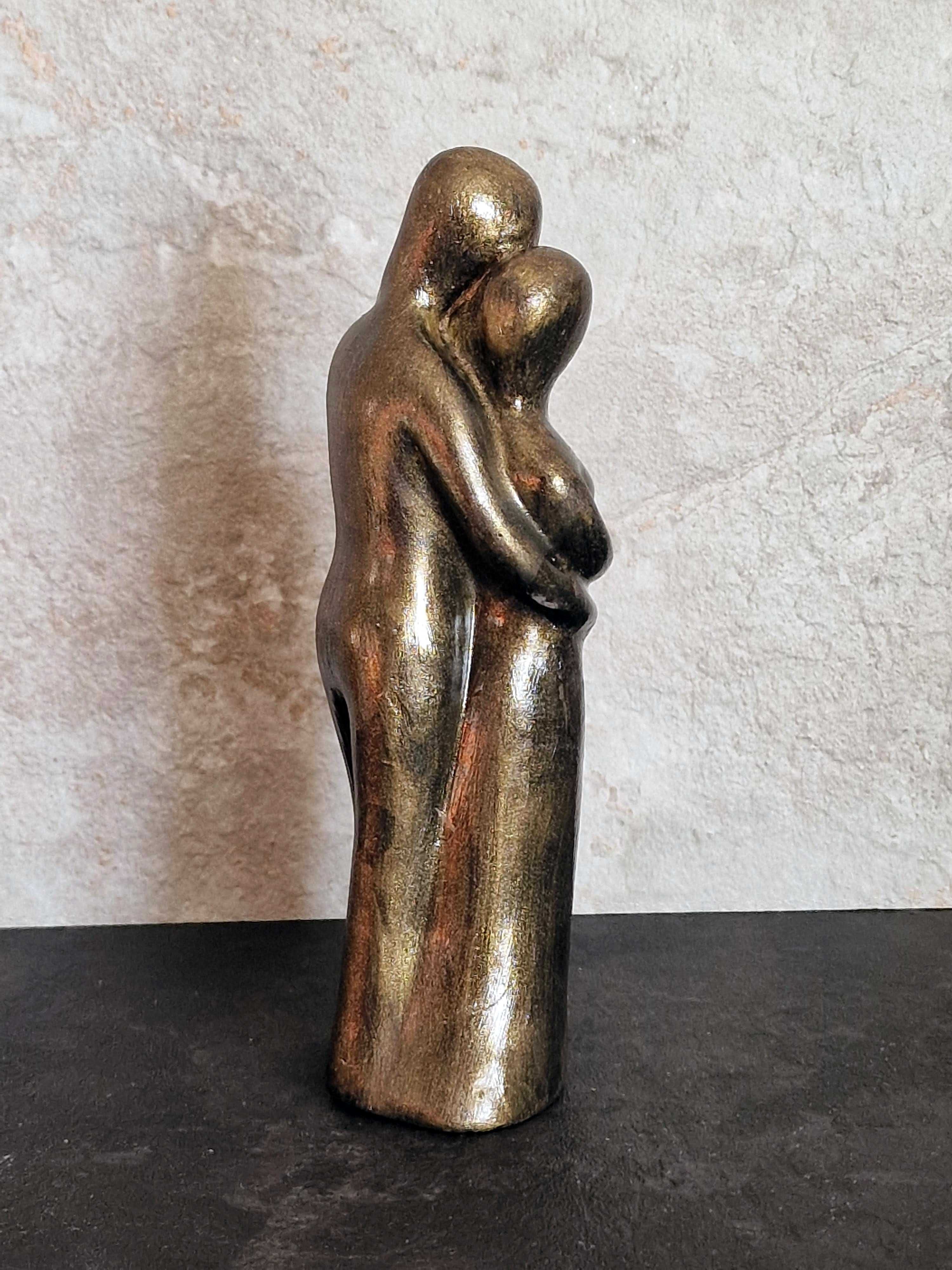 Rzeźba z gipsu, W Twoich Ramionach, złota, wys. 15,2 cm