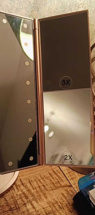 Lustro marki Monat z oświetleniem ledowym.