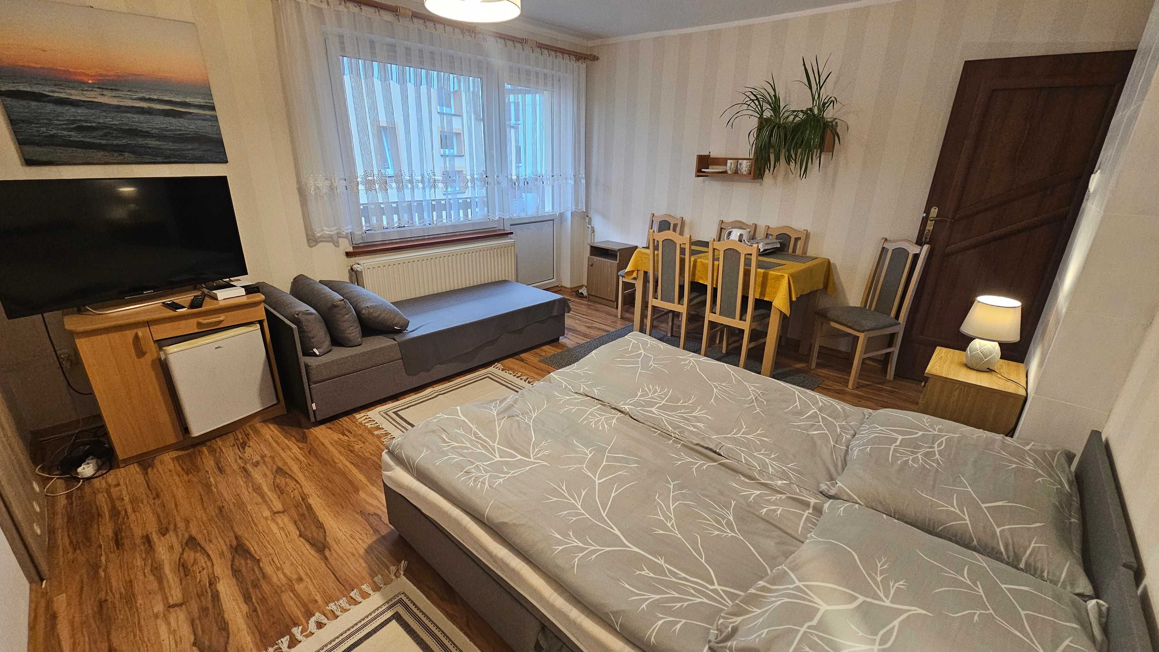 Apartament 3 os. z łazienką, balkonem i stołem biesiadnym z grillem
